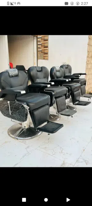 كراسي حلاق ومزين لبيع بحاله ممتازه واحواض غسيل وسراير مكياج وحاملات استشوار وعربات وكراسي اسعار حرق