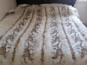 مفرش سرير  عروسة للصباحة منفوش وجميل شغلوا تحفة مش شعبي شغل نضيف جدا  كلوا اوجازا مكون من 5 قطع بسعر