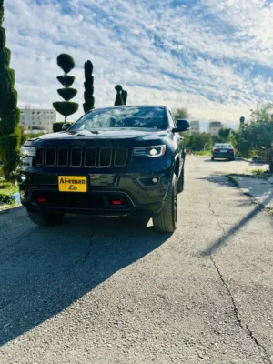 جراند-شوروكي-2016-محرك-بنزين-بقوه-3600cc-جير-اوتوماتيكي-مكون-من-8-سرعات-نظام-دفع-رباعي-امريكي-مميز