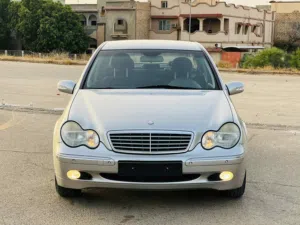 مرسيدس سي 200 كمبرسر ، استيراد المانيا ماشية فقط 117 ألف بالضمان