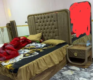 غرفة نوم تركيه درجه اوله ما بيها شي فقط المرايه مال ميز والمرايه مال باب الكنتور + البيبان موجوده ما