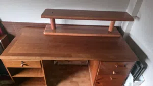 مكتب كبير بحالة ممتازة من الخشب الاصلي