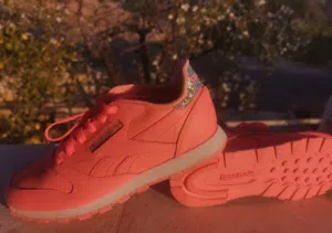حذاء رياضية: Reebok لون فسفوري/ Sketcher شمواه رمادي