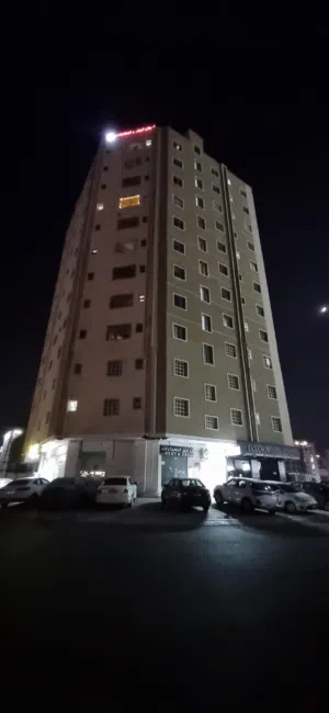 شقة واسعة في المعبيلة قرب شارع النزهة. Spacious apartment in Al Maabilah, near Al Nuzha Street