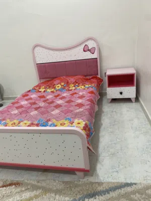 اثاث غرفه نوم متكامله (للبنات) استعمال نضيف جداً قابل للمساومه