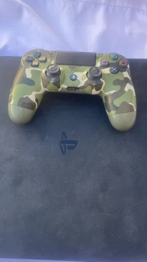 البيع بلستيشن 4 نظيفه وشغاله