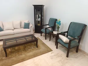 طقم كنب كامل مع طاولة وسط وطاولات جانبية - حالة الوكالة واستعمال خفيف