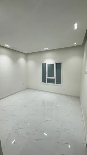 فرصه مميزه شقه للايجار في مسقط المعبيله مكان راقي وحديث تتكون الشقه من غرفتين وصاله واسعه  ومطبخ
