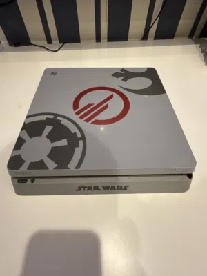 PS4 slim 1TB Star wars edition الجهاز شغال في كسر بسيط في الجهة الخارجية بدون اسلاك