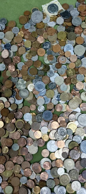 عملات معدنية اجنبية كمية كبيرة اوربية امريكية جنوب شرق آسيا وامريكيا الاتينية