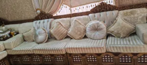 كنبات مع طاولة وديكور ستائر