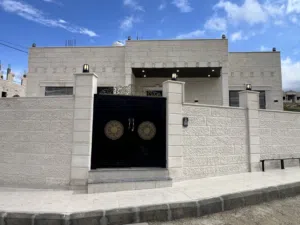 220 m2 3 Bedrooms Townhouse for Sale in Zarqa Graiba