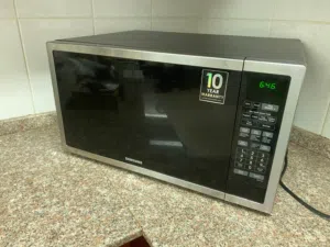 Samsung Large Microwave Oven – Excellent Condition – Lightly Used