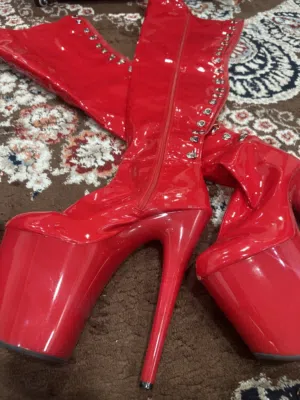بوت أحمر لامع طويل فوق الركبة بكعب عالي ومنصة – حذاء مميز