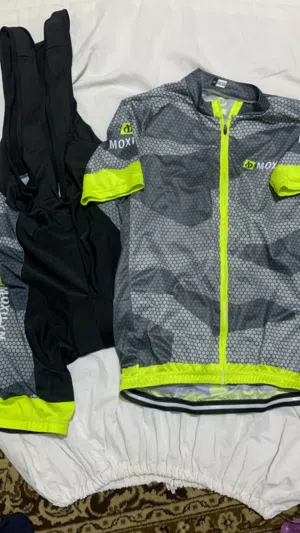 ملابس دراجة هوائية