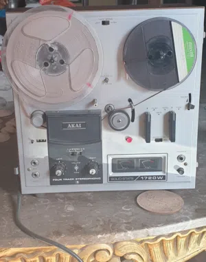 مشغل شرائط بكر AKAI صناعة يابنية قديم تحفة ويعمل بجودة صوت ممتاز #فريم وغطاء من الخشب