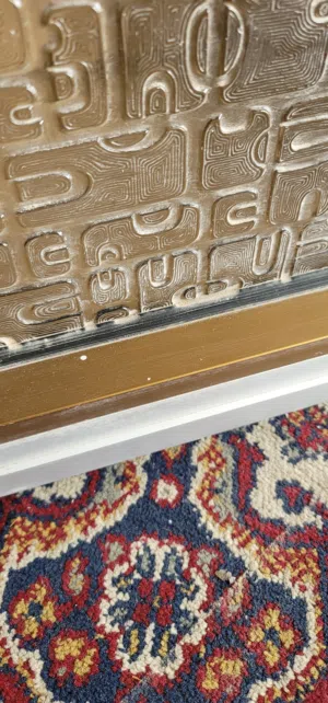 دولاب مطبخ محمل  بحاله جيده جدا دهبي  في فضي  ب 2رف زجاج سميك  مقاس الدولاب 41×63