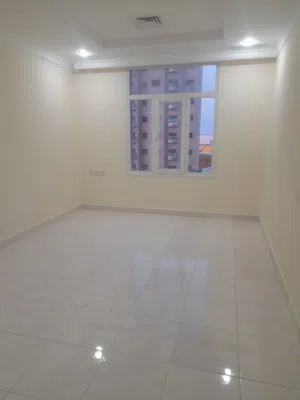 للايجار شقه غرفتين وصاله وحمامين ومطبخ عائلات قريب من المدرسه الباكستانيه
