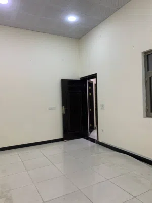 شقــة حديثة للايجــار   البصره- حي صنعاء من ضمن بناية تحتوي على مصعد وخدمات كاملة