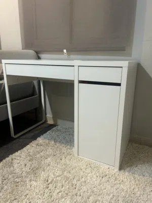 Used like new ikea table clean few scratches barely visible