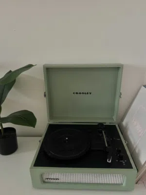 Crosley Vinyl Record + 6 vinyl records + cleaning kit