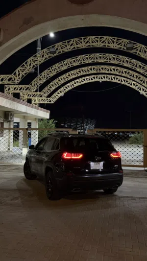 جيب شيروكي 6سلندر للبيع او المراوس