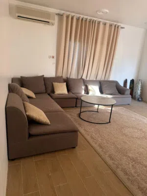 جلسة شبه جديدة