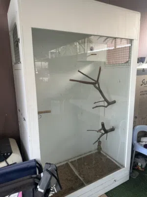 للبيع عدد 2 اقفاص خشبية كبيرة