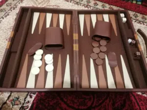 طاوله زهر قديمه بحال ممتازه جدا اصليه ناقصه حجر واحد