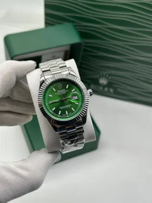 ساعة كلاسيكية فاخرة بتصميم راقٍ وعرض يوم وتاريخ