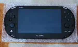 بلايستيشن فيتا (PS Vita Slim) بحالة الوكالة شبه جديد - نظيف جداً + هدية مجانية