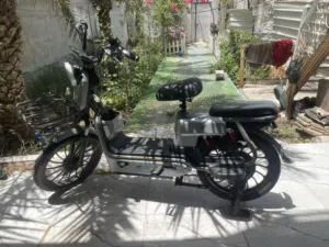 دراجة شحن 5 بطاريات يحتاجلهه بس بطاريات  جنت استخدمهه طبيعي بس اشتريت سياره وتركتهه  وطاحن بطارياتهه