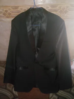 بدلة جاكيت وبنطلون حجم medium ماركة QUCCI استخدام 5 ساعات فقط بحالة الجديد