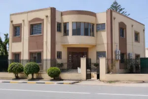 منزل للايجار في منطقة سكنية فيها كل الخدمات  مناسب جدا لشركات