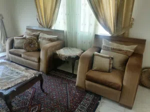 طقم كنب نحاسي خشب ثقيل وبحالة ممتازة