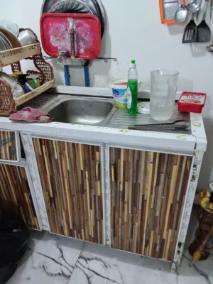 اثاث منزل مستعمل للبيع..ثلاجه وطباخ و كاونتر وسنك 3 ابواب و سبلت توسوت و بلازمه دنكاا حجم 32 و كراسي