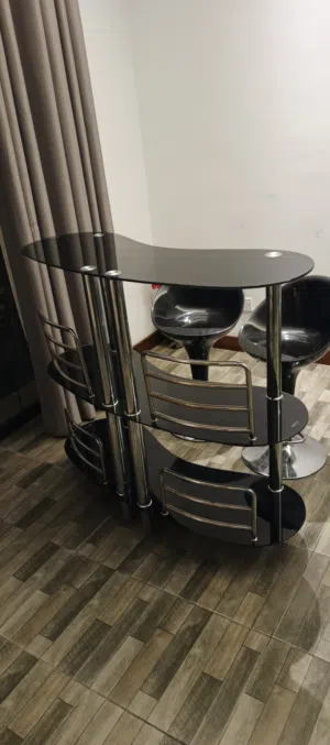 طاولة ميني بار مع 2كراسي قابله للتعديل بحاله ممتازه لتواصل وتساب وتصال