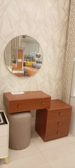 طاولة تزيين جديدة تمامًا مع مرآة، صناعة محلية Brand New Dressing Table With Mirror Local Made