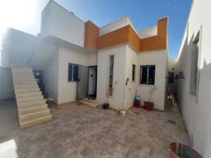 منزل للبيع عين زارة طريق الأبيار بالقرب من مسجد طيبة