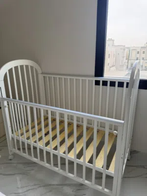 سرير اطفال شبه جديد