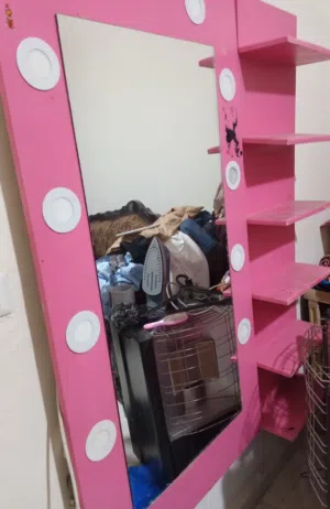 تسريحة  مع رفوف