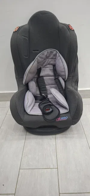 مقعد اطفال مستعمل بحاله ممتازه Baby car Seater in very good condition