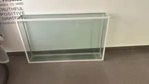 حوض سمك زجاجي