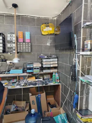 محل اجهزة خلوية للبيع عده فقط لا غير والمحل للإيجار التواصل واتس اب