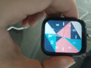 ساعه جديده ونظيفه زائد ملحقات شاحن وسيار جديد لون اسود