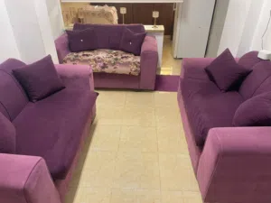 طقم كنب تقيل مستعمل استعمال خفيف للبيع مع طاولات وبفة خشب بسعر 80 دينار قابل للتفاوض