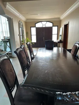 طاولة طعام خشب بني