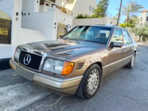 مرسيدس بطة E200 اوتوماتيك فل كامل فتحة وفحص 2جيد و2 قصعة اعلى صنف مالك ثاني من الحرة مميزة ونظيفة
