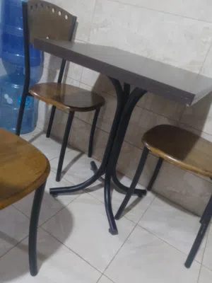 طاوله مع ثلاث كراسي معدن وخشب ثقيل