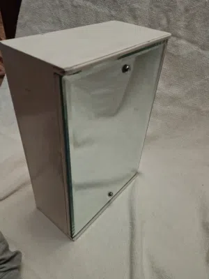 خزانه حائط مع مرايا فيها رفين تخزين مناسبه للحمام أو أي زاويه بالبيت  وطول 38 وعرض 26وعمق 13ونص